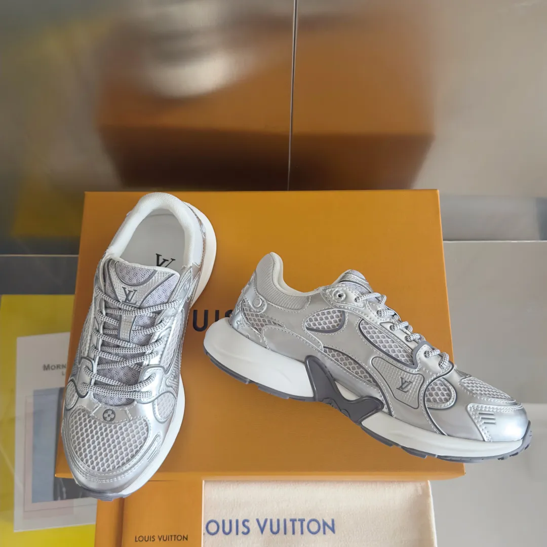 Top version: Couple model 640💰 LV Louis Vuitton L House Donkey Brand Latest Olympia Series Couple Model Silver Horn King Casual Sports Shoes Running Shoes This LV Olympia sports shoe combines mesh fabric and metallic synthetic leather and other technical fabrics to reinterpret the classic running shoe design with a neat and simple design. Lightweight EVA outsole provides a stretchy fit. Rich details such as Monogram embossing and LV letters establish recognition. Exquisite packaging at the delivery counter🛍📦 ▪️Fabric: original imported technical fabric + mesh ▪️Inner lining: original customized breathable mesh ▪️Sole: original molded rubber foam material ▪️Sole thickness: 3.5CM ▪️Size: women's 35-40 / men's 39-44